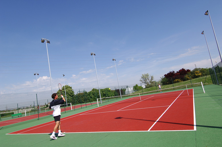 Partie de tennis sur l'un des 8 courts extérieurs 