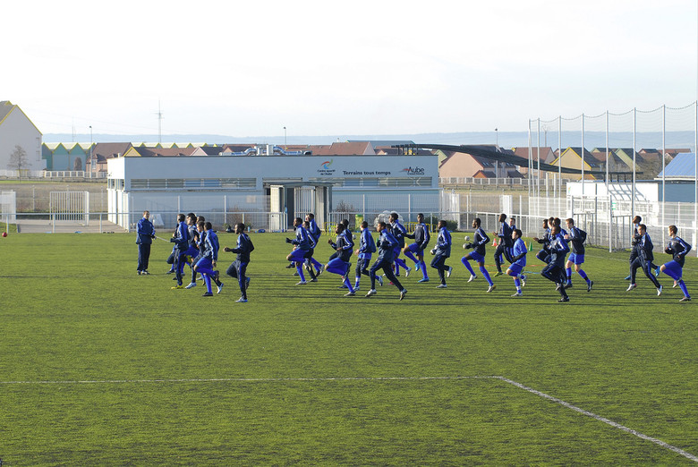 L'un des 8 terrains de football du Centre sportif